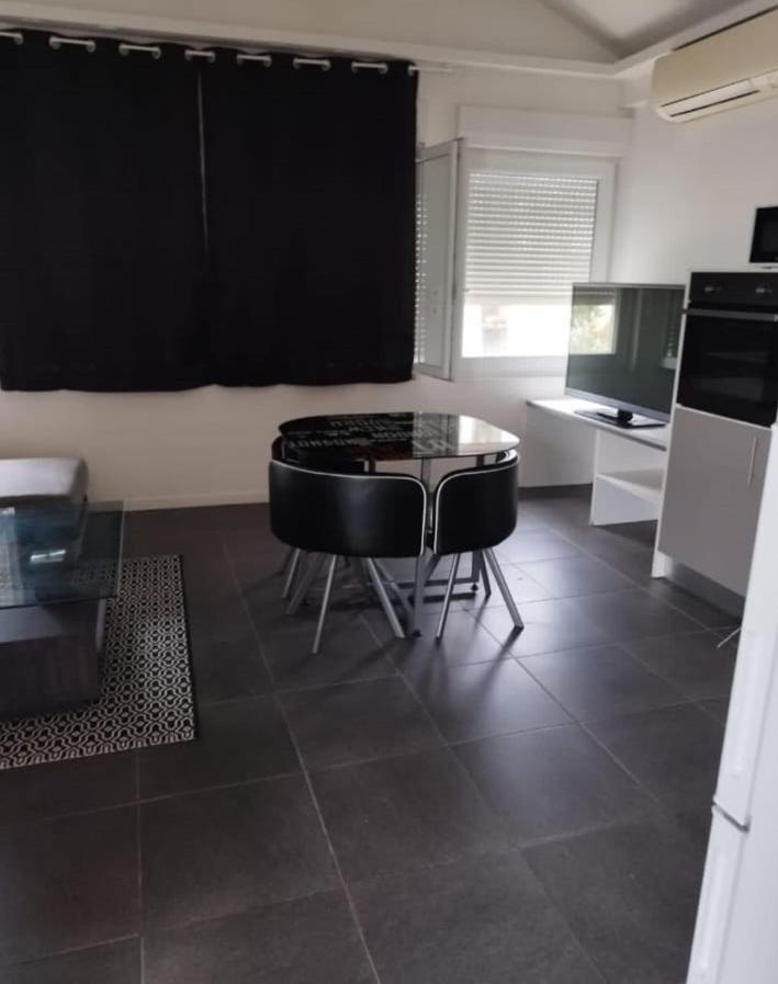 Le Vandenhove Trevoux Luaran gambar